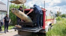 Бомба в 500 кг упала в Дергачах: ее извлекали сотрудники ГСЧС (фото)