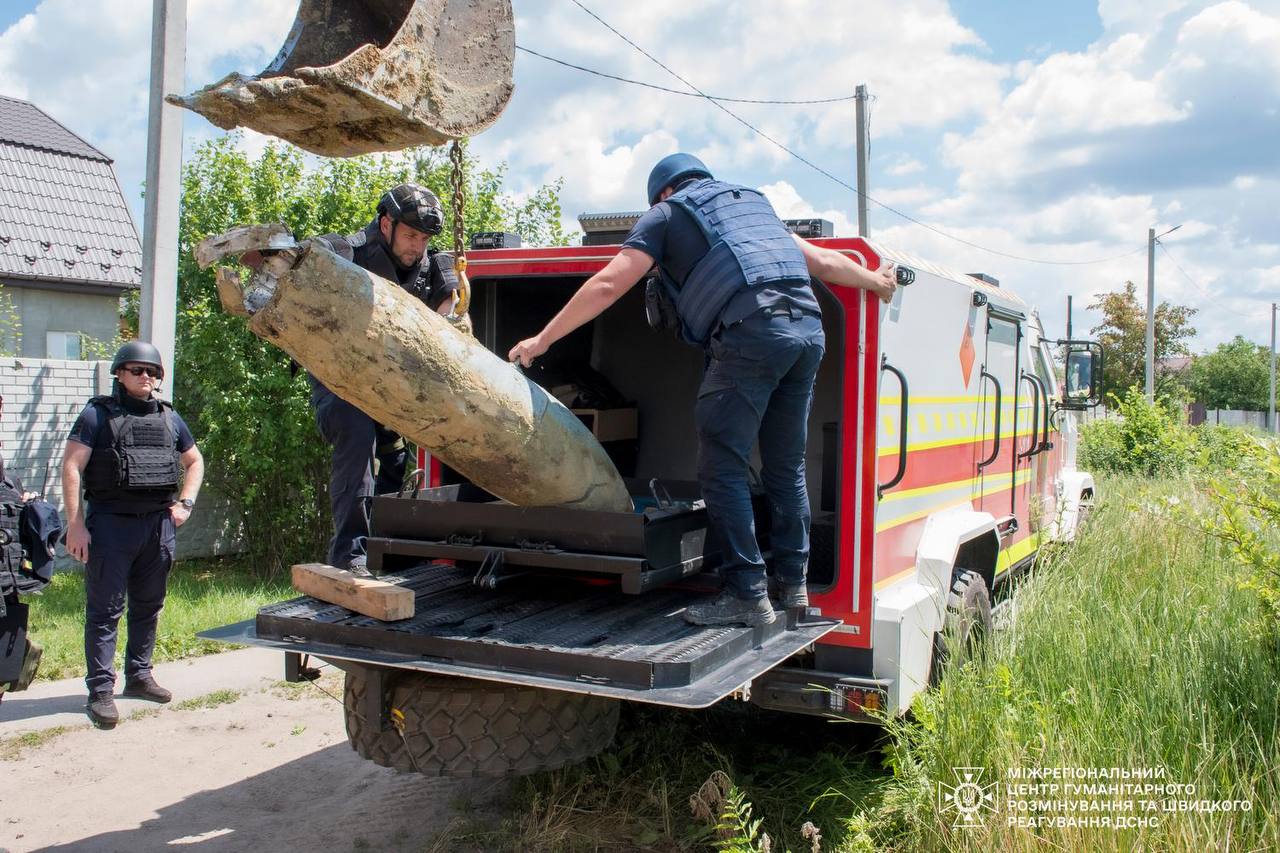 Бомба в 500 кг упала в Дергачах: ее извлекали сотрудники ГСЧС (фото)