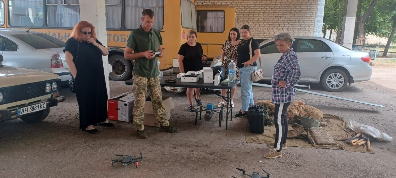 Жителів Харківщини навчають основ управління БпЛА та військової топографії