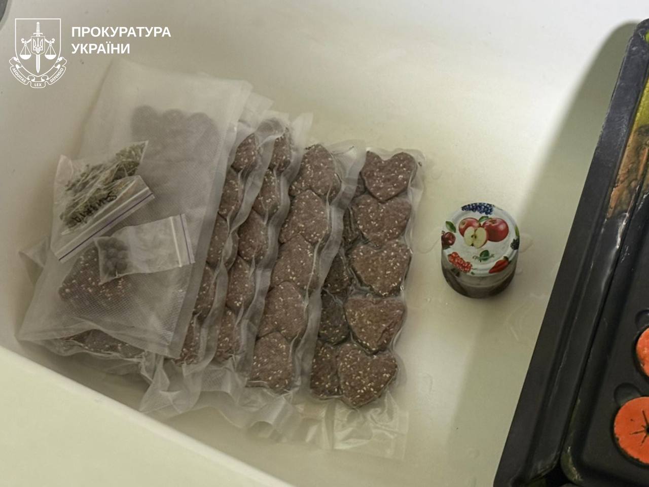 Печенье с психотропами и конопля в UPS по почте: задержали жителя Высокого