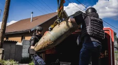 КАБ, упавший вчера на Харьков, извлекли во дворе частного дома (фото)