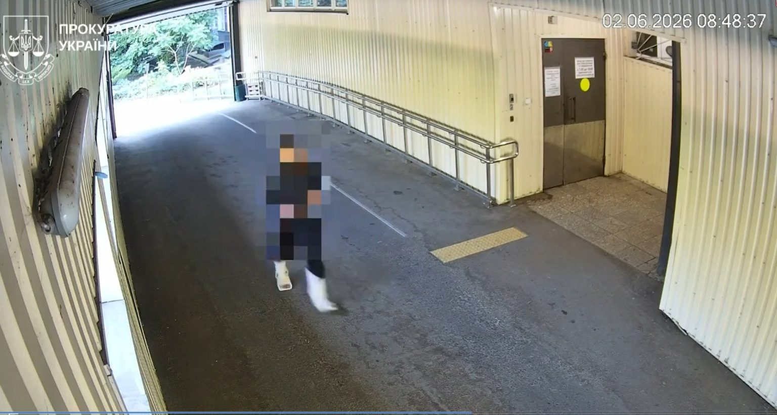 Побег как в кино: преступник выпрыгнул через окно туалета и уехал на такси 📹