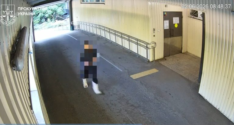 Побег как в кино: преступник выпрыгнул через окно туалета и уехал на такси 📹