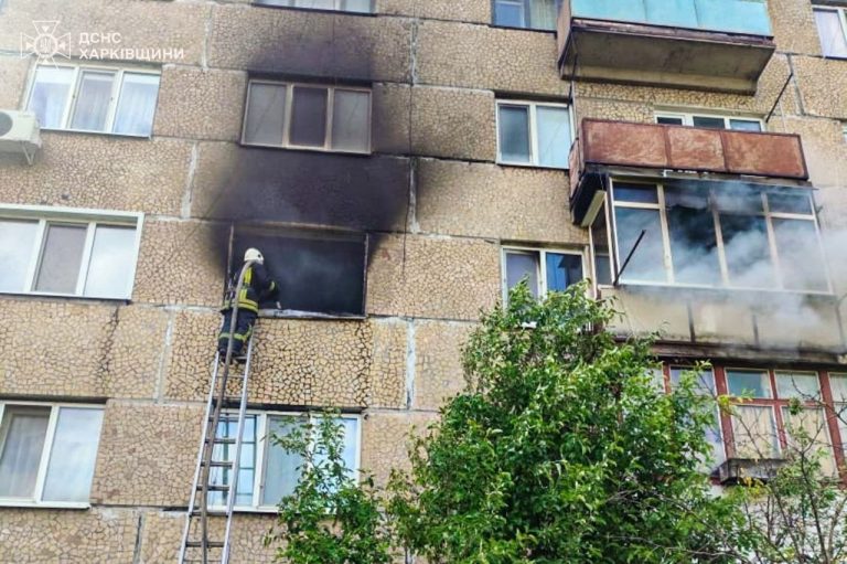 Викинули дитину з вікна, щоб врятувати: родина дивом врятувалася від вогню