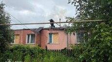 Пожар вспыхнул в жилом доме после атаки россиян в Харьковской области (фото)