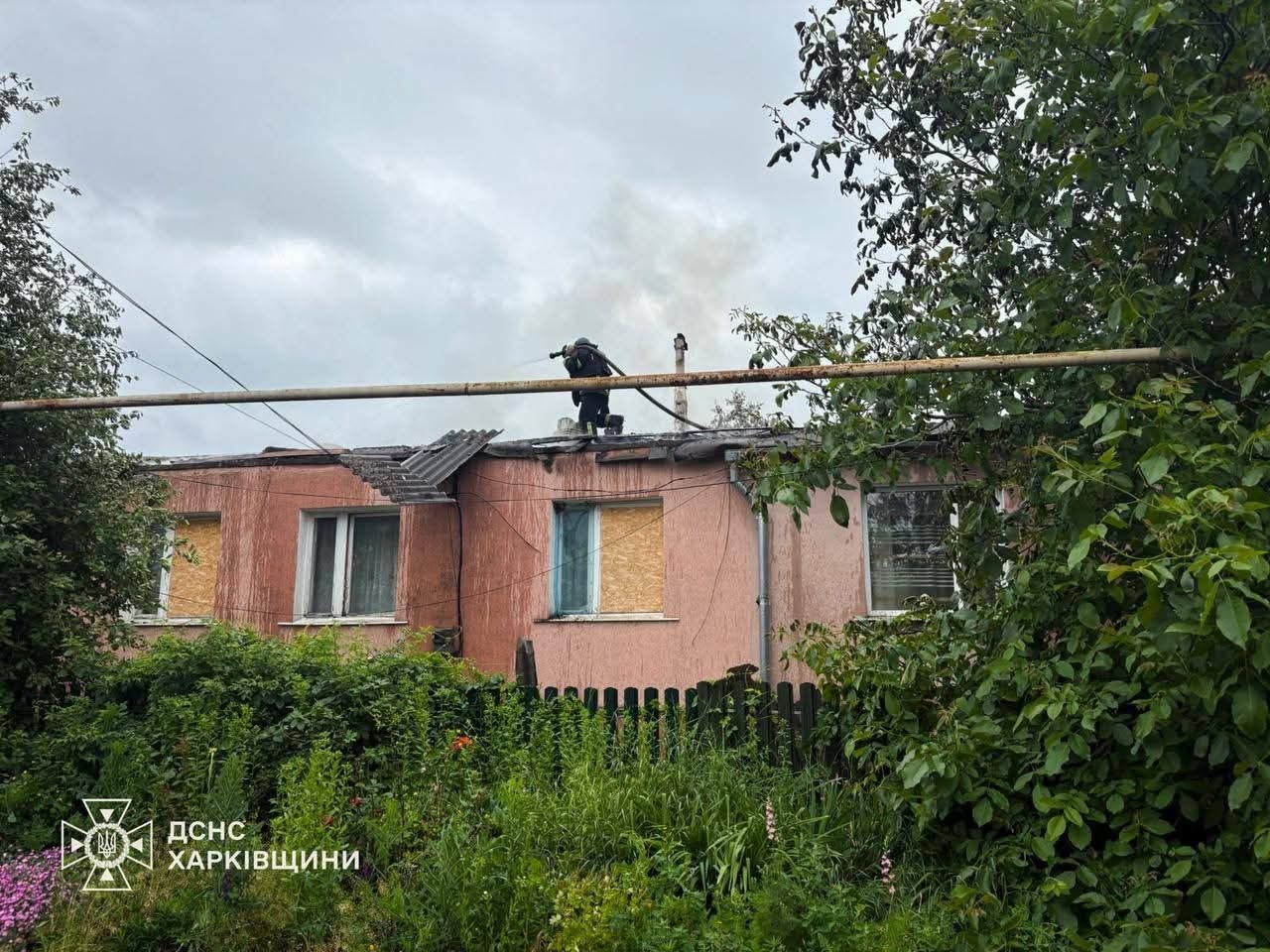 Пожар вспыхнул в жилом доме после атаки россиян в Харьковской области (фото)