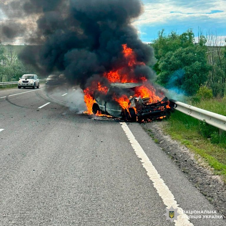 Двое раненых: российский БпЛА атаковал гражданский автомобиль на трассе (фото)