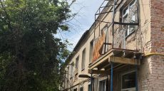 Еще один дом, поврежденный обстрелами россиян, восстанавливают в Харькове