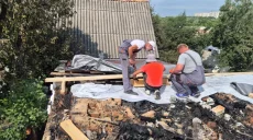 Постраждали дахи, вибиті вікна: два будинки пошкоджені у Харкові через атаку