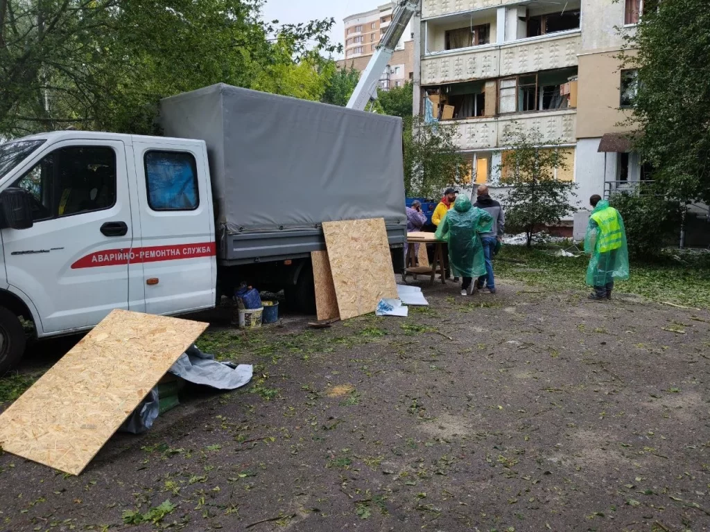 Коммунальщики ликвидируют последствия прилетов 12 июля