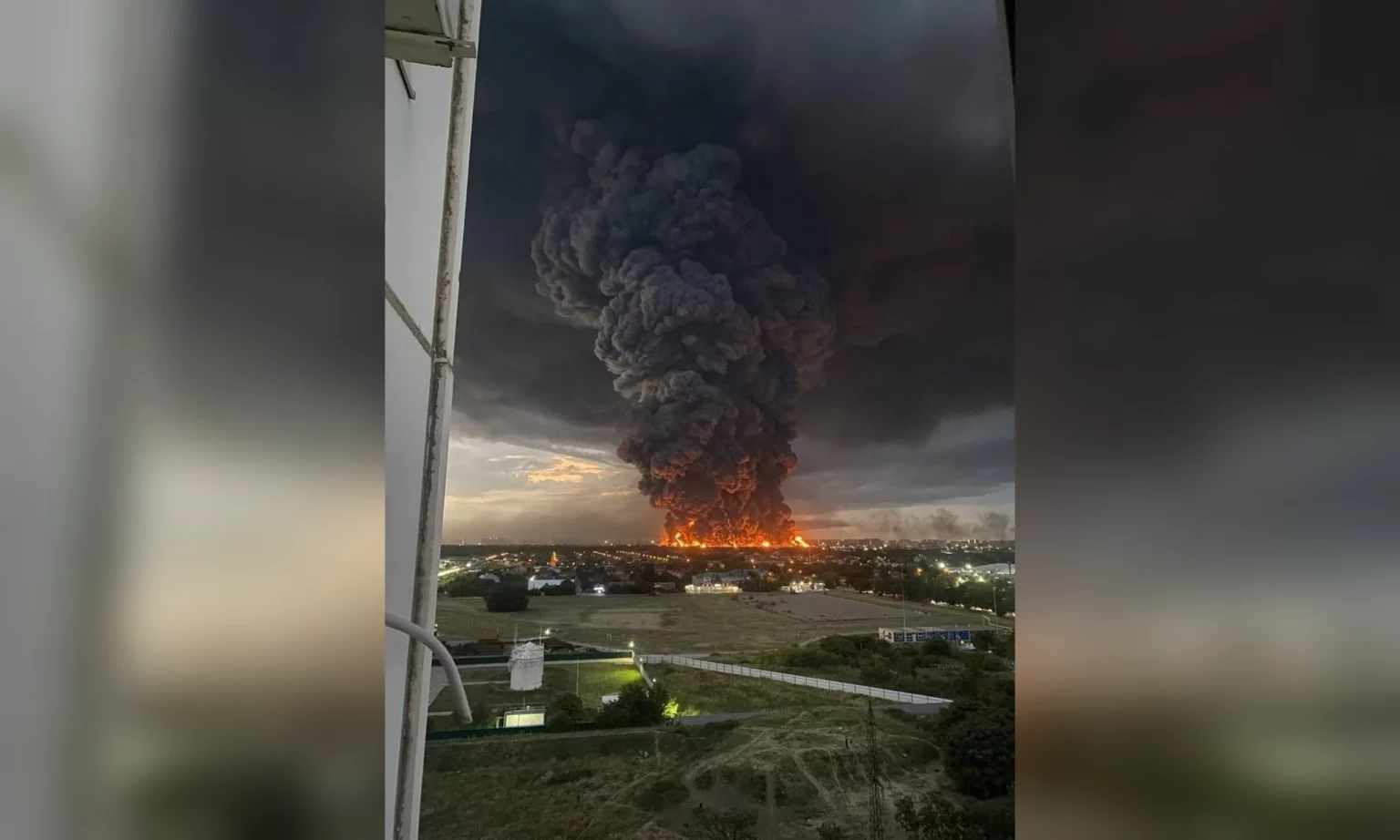 В двух регионах РФ горят склады крупнейшего маркетплейса и нефтебаза (видео)