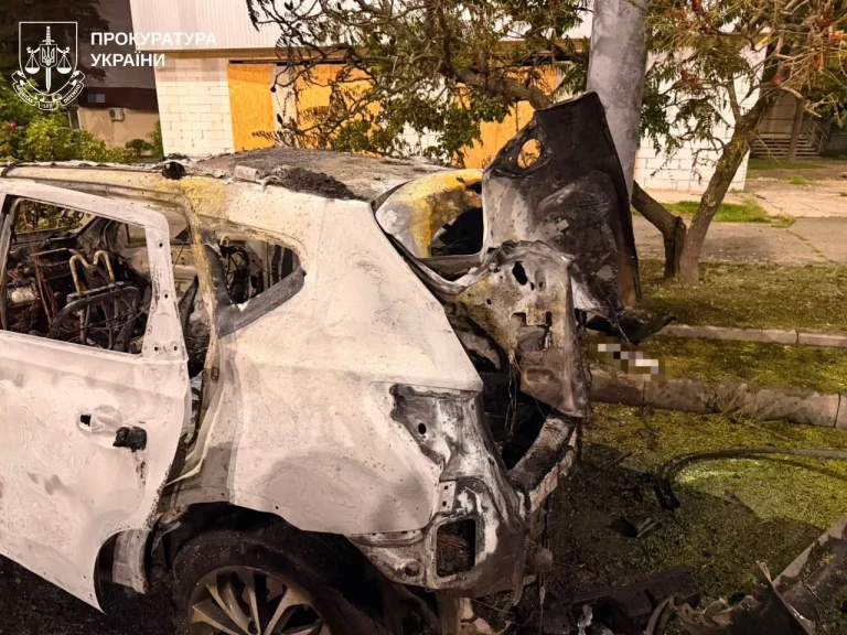 Фото авто, яке атакував напередодні FPV-дрон, показали у прокуратурі