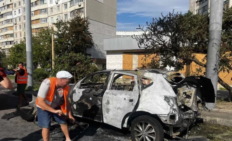Удар FPV по авто в Харькове: на месте работают коммунальщики