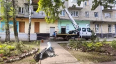 Коммунальщики ликвидируют последствия удара РФ по Новобаварскому району