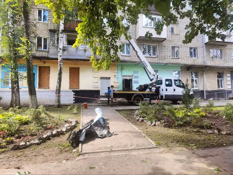 Коммунальщики ликвидируют последствия удара РФ по Новобаварскому району