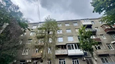 Поврежден обстрелами: на каком этапе восстановление дома на Мироносицкой