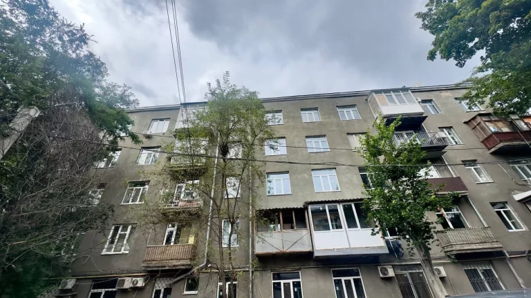 Поврежден обстрелами: на каком этапе восстановление дома на Мироносицкой