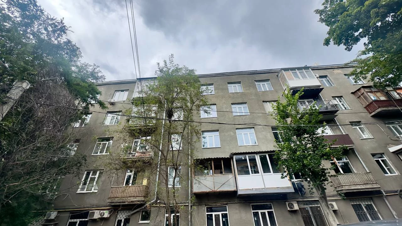 Поврежден обстрелами: на каком этапе восстановление дома на Мироносицкой