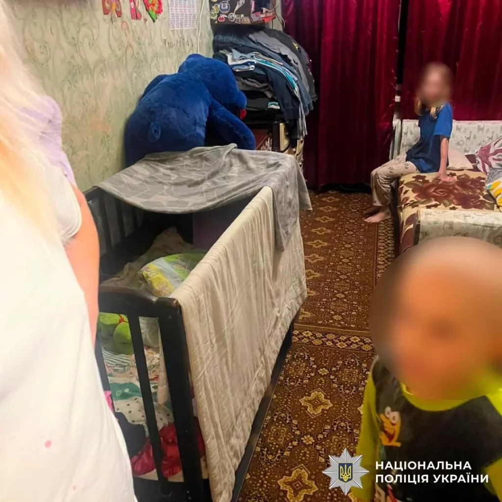 женщина била ребенка в Харькове
