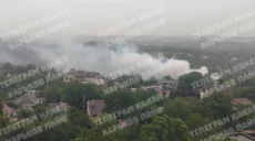 В дом в Харькове попала молния: загорелась крыша (видео)