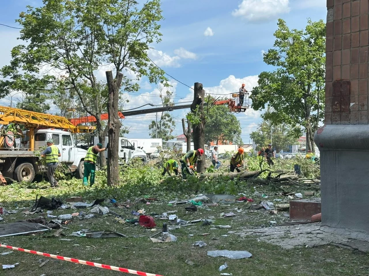 Удар по Немишлянському району: комунальники усувають наслідки атаки (фото)