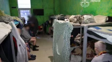 Замість допомоги – рабство: псевдореабілітаційні центри “накрили” у Харкові 📹