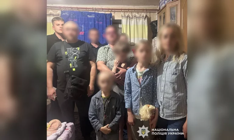 У матери в Харькове, которая била мальчика на улице, изъяли детей – полиция 📹