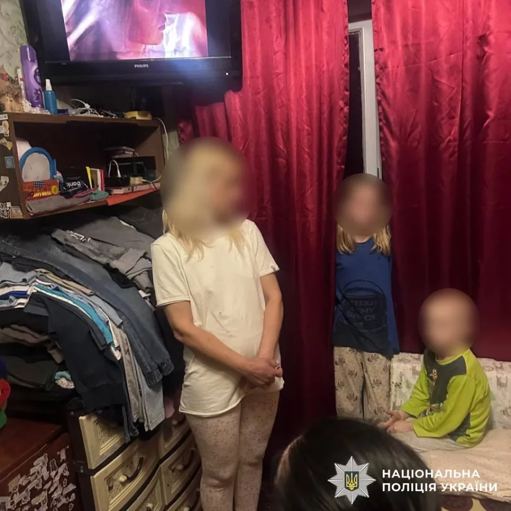 женщина била ребенка в Харькове