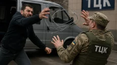 Бросил в работника ТЦК металлический прут: мужчине с Харьковщины грозит 12 лет