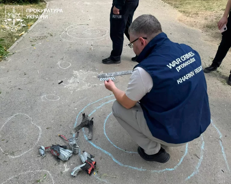 FPV-дрон на оптоволокне ударил по многоэтажке в Харькове (фото)