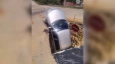 З’їхав у котлован і пішов з місця ДТП: водія у Харкові знайшли патрульні