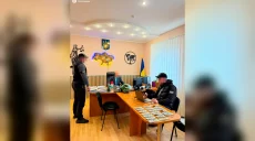 Взял $2000 за нужное решение: судью подозревают во взяточничестве