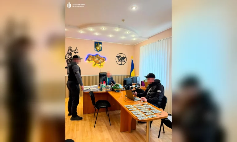 Взяв $2000 за потрібне рішення: суддю на Харківщині підозрюють у хабарництві