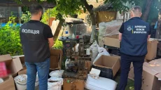 Жену и тещу харьковчанин привлек к подпольному производству сигарет (видео)