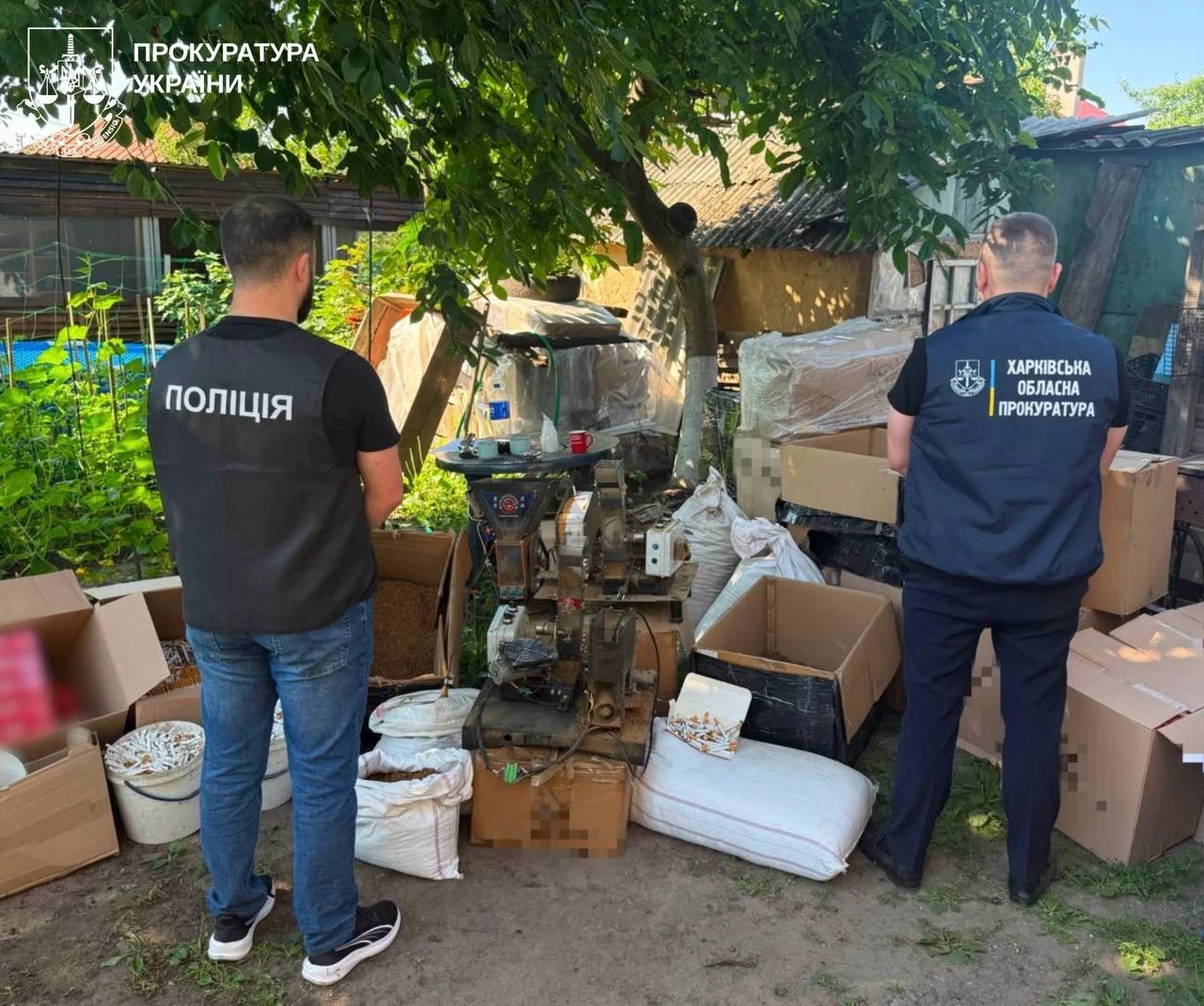 Жену и тещу харьковчанин привлек к подпольному производству сигарет (видео)