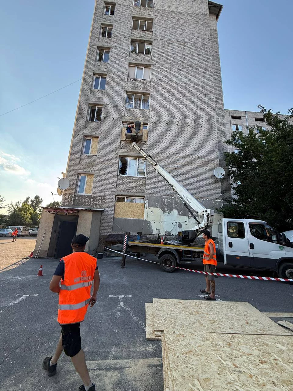 Коммунальщики закрывают выбитые окна в Харькове 4