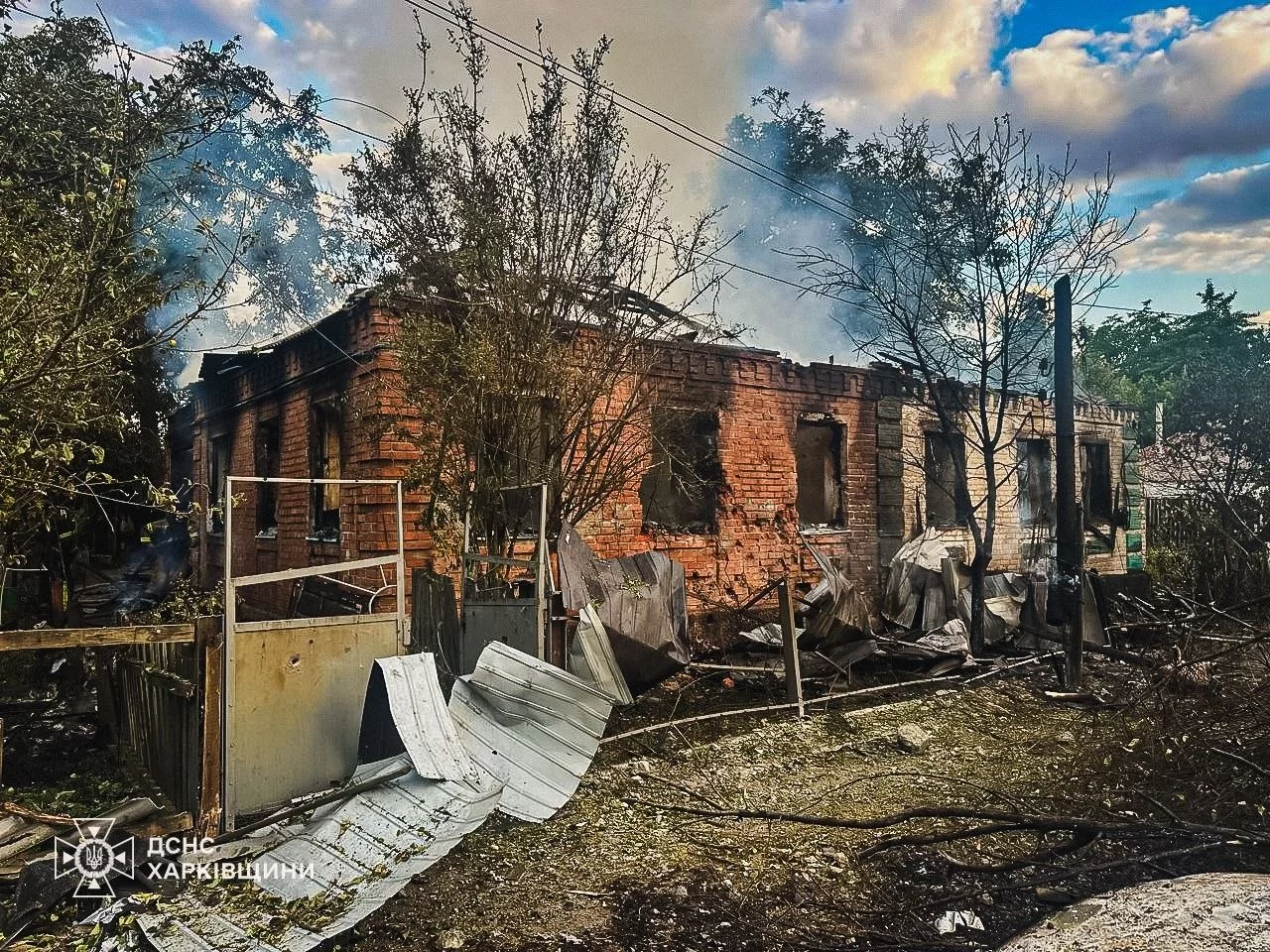 Последствия атаки на Лозовую показала ГСЧС: был пожар, ребенок в больнице