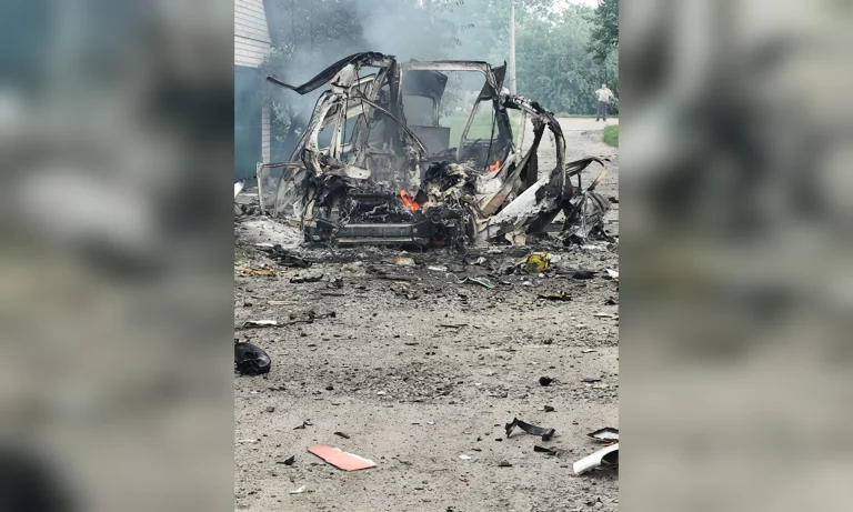 Россияне уничтожили «скорую», приехавшую в Золочев спасать раненых (фото)
