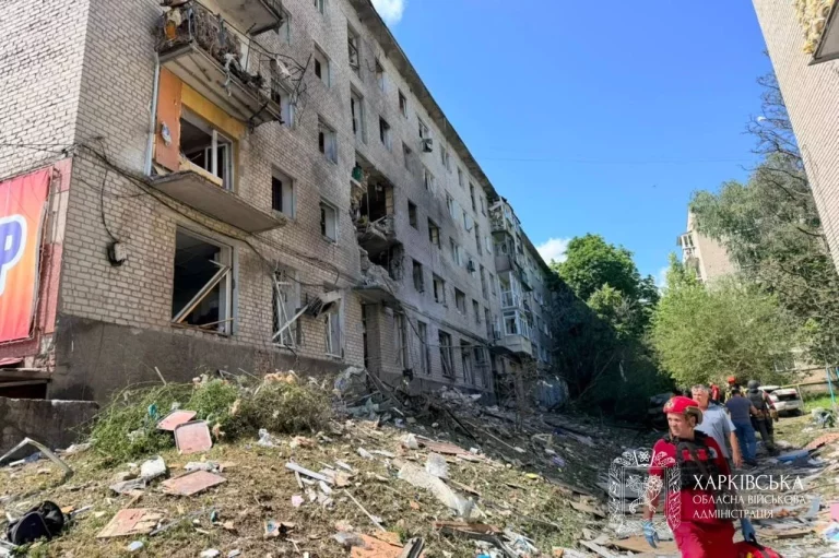 Показали наслідки удару БпЛА по Ізюму: приліт у житловий будинок (відео, фото)