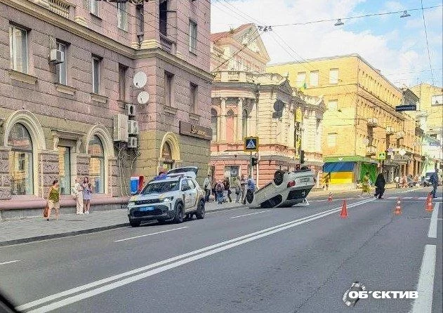 Авто перевернулось на крышу в центре Харькова (фото, видео)