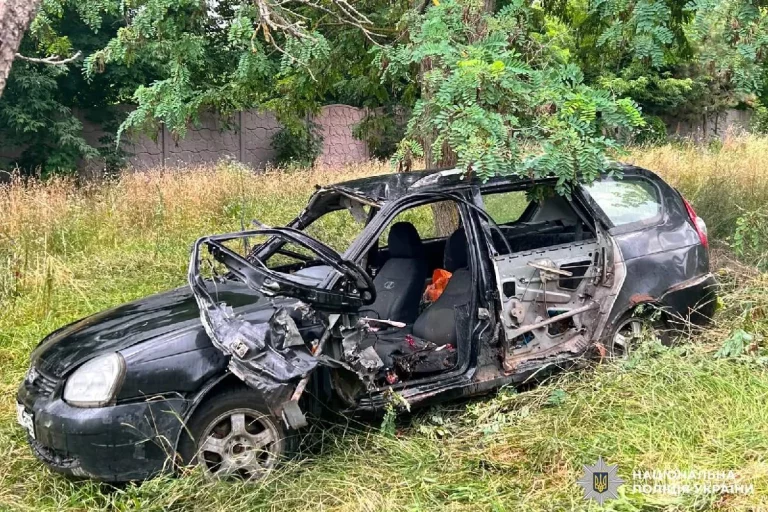 Дві автівки атакували БпЛА у Харкові: один водій помер, другий в лікарні
