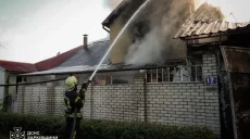 В Харькове тушили масштабный пожар в частном секторе, есть погибший (видео)