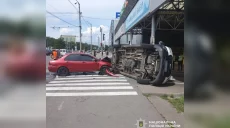 ДТП у Харкові: водій не пропустив «швидку» з сиреною, постраждали медики 📹