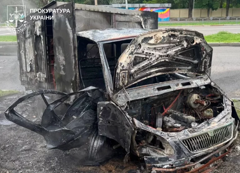 Дрон влучив по автівці в Харкові: водій у лікарні