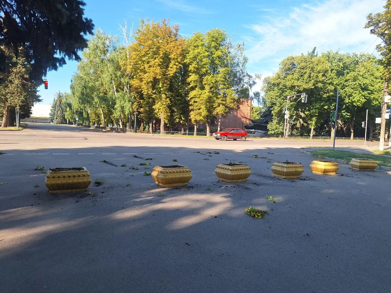 Вырвали цветы в Лозовой перед мэрией 3