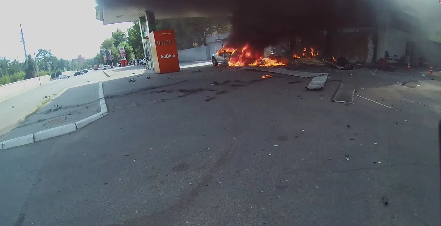 Первые минуты после удара дроном по АЗС в Харькове (видео)