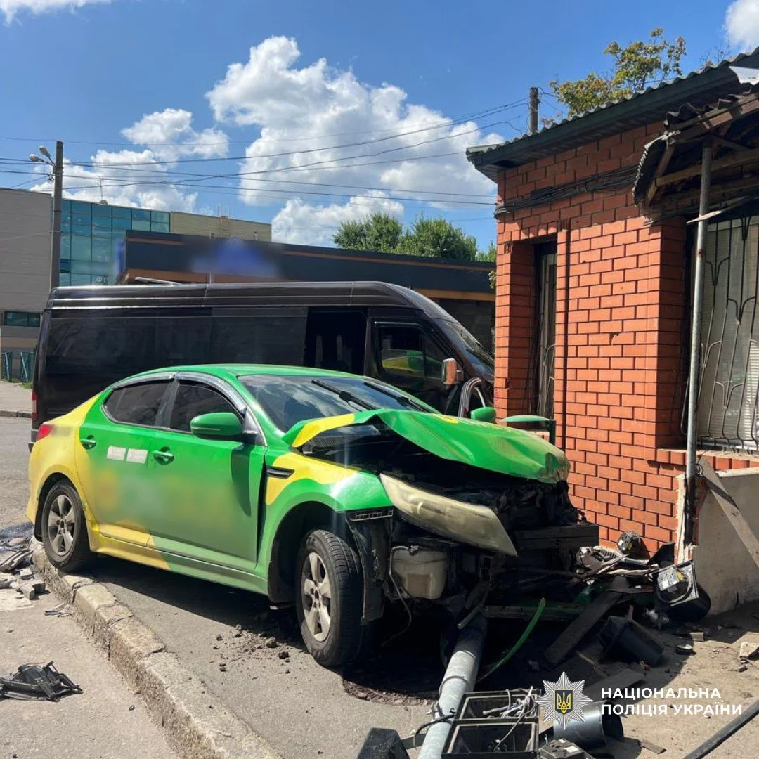 В ДТП в Харькове пострадали пятеро людей: не разминулись такси и автобус