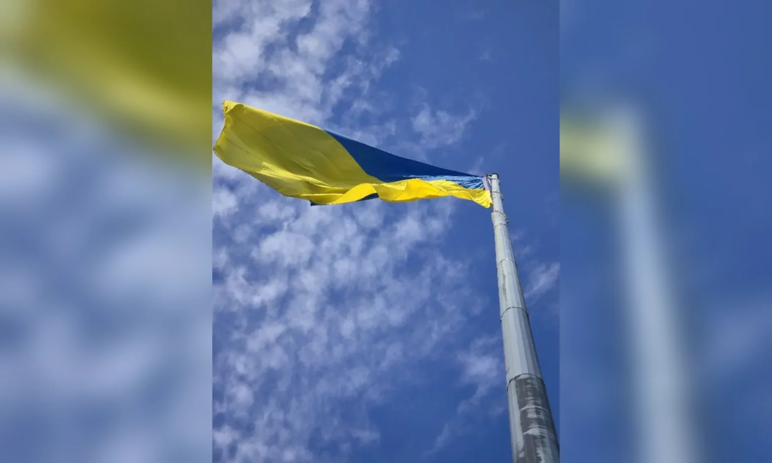 На главном флагштоке в Харькове появилось новое полотнище
