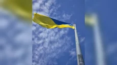 На главном флагштоке в Харькове появилось новое полотнище