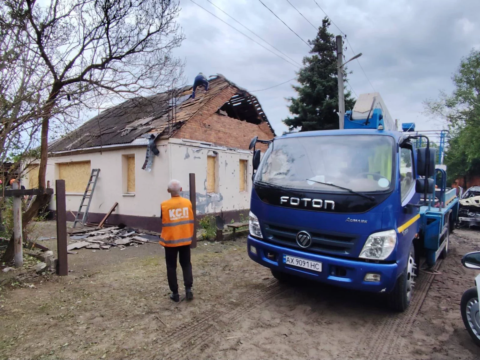Комунальники вже там: що відбувається в Основ’янському районі після ударів